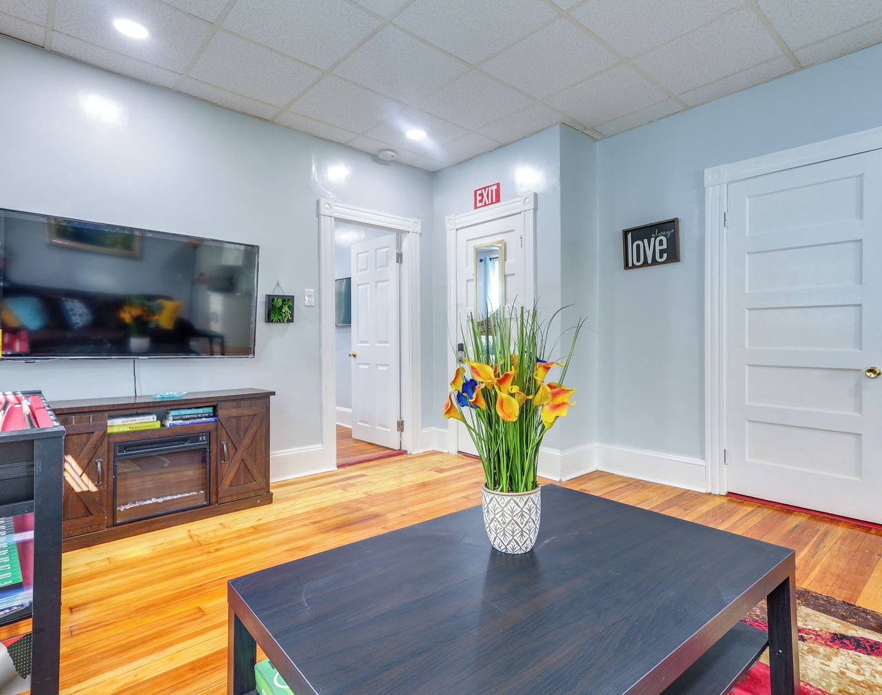 Updated Apt w/Shared Yard: Near Events & Boston 1