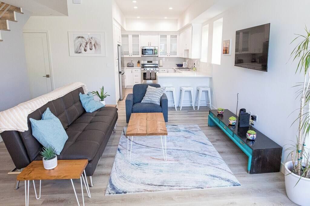 *NEW 2BR DESIGNER TOWNHOUSE WALK 2 UNIVERSAL!* 1