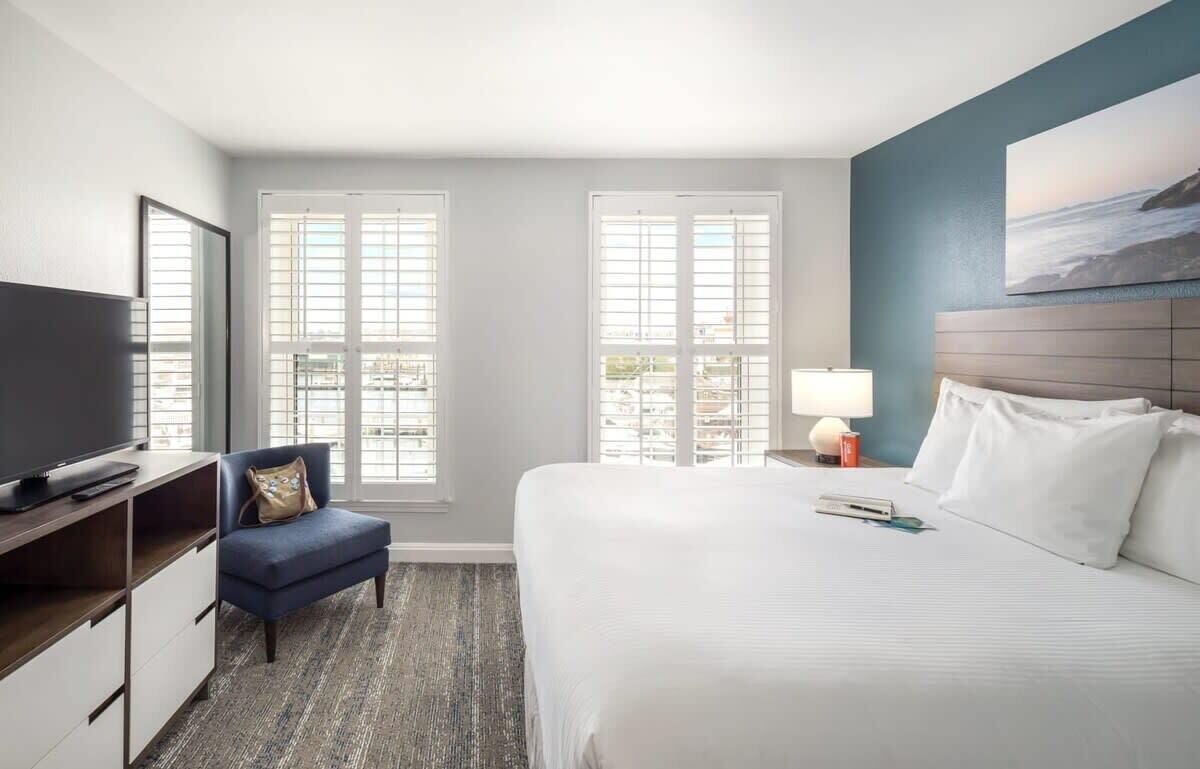 Wyndham Newport Onshore|2BR/2BA Balcony King Suite 1