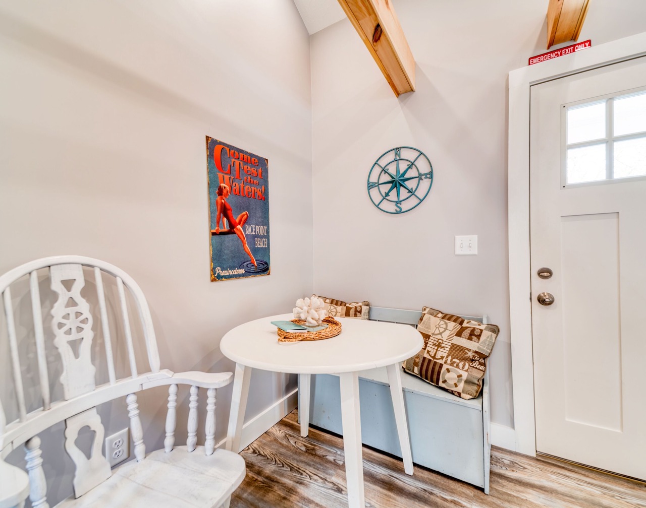 Lovely Studio with Full Kitchen + Private Deck! 1
