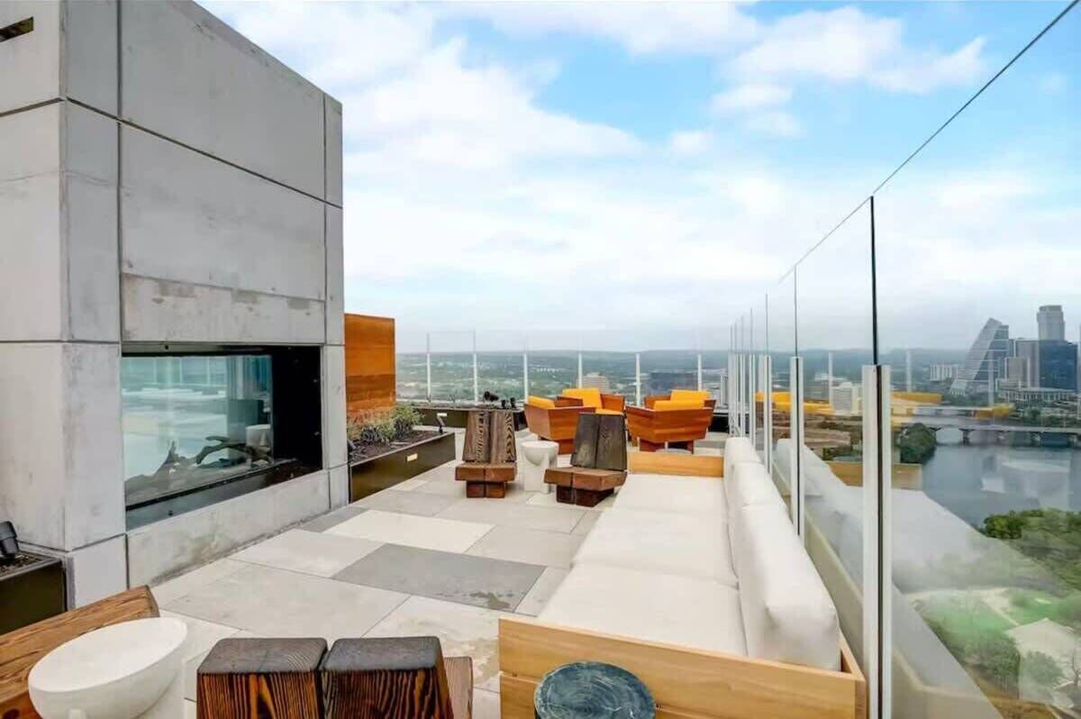 Mins to Rainey St | Heated Pool | Gym | Fireworks 1