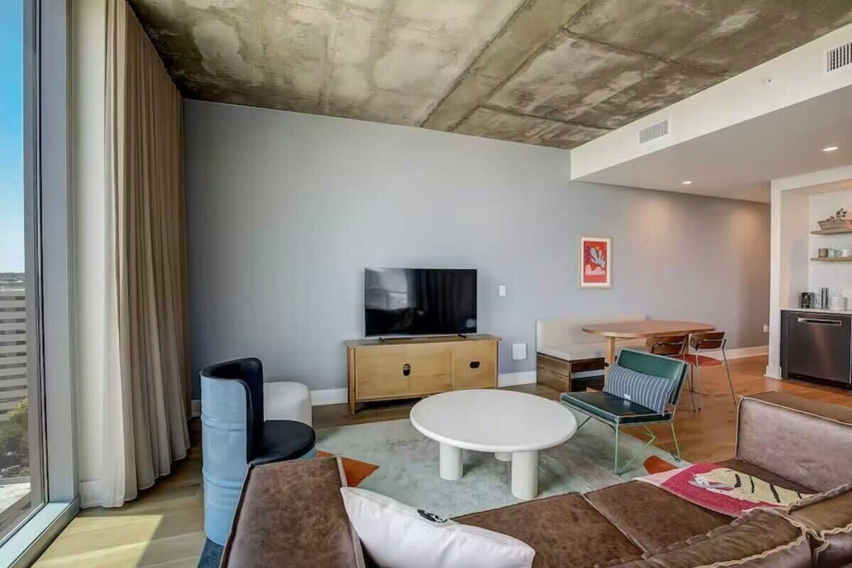 Mins to Rainey St | Heated Pool | Gym | Fireworks 1