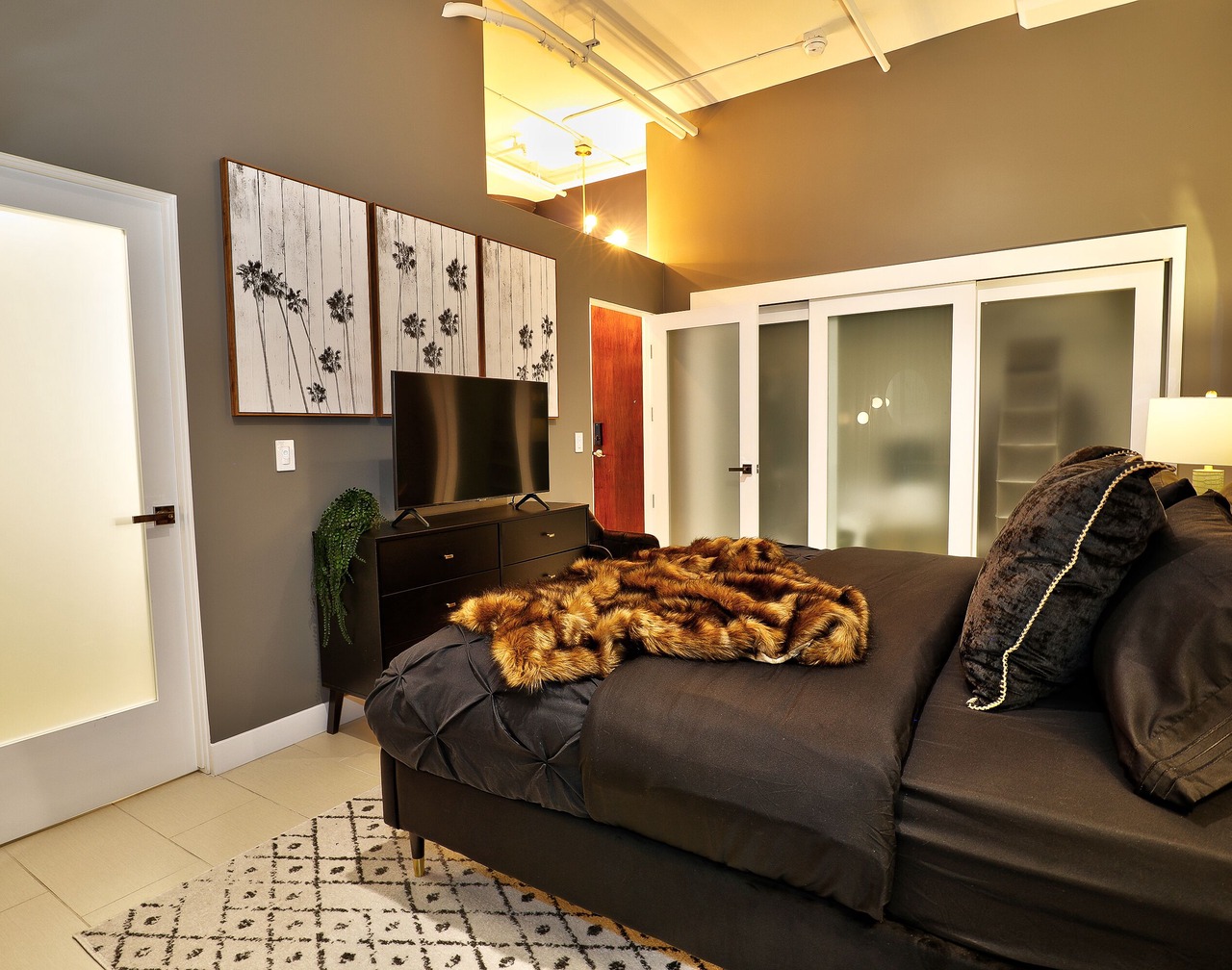Downtown LA Loft w/Rock & Roll Vibe, Rooftop Pool + Free Parking 1