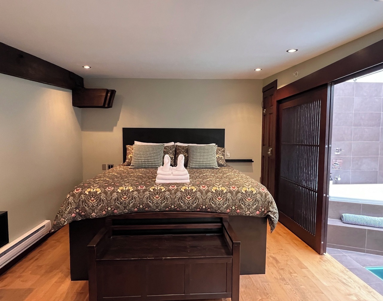 Heritage Gastown Loft w/Hot Tub & Steam Room 1