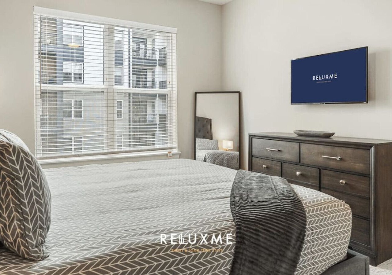 Reluxme| Uptown 2BR Condo w/Skyline View & Sauna 1