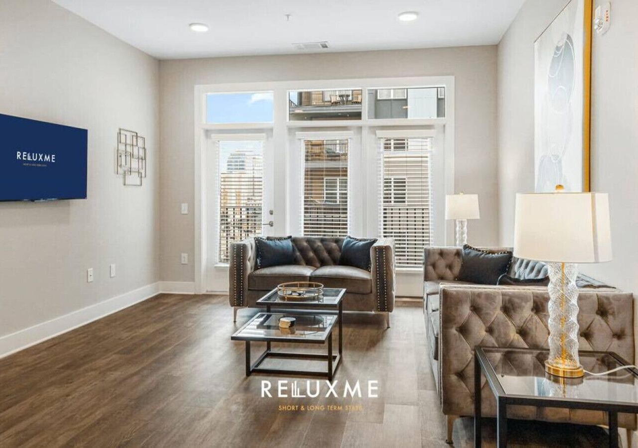 Reluxme| Uptown 2BR Condo w/Skyline View & Sauna 1