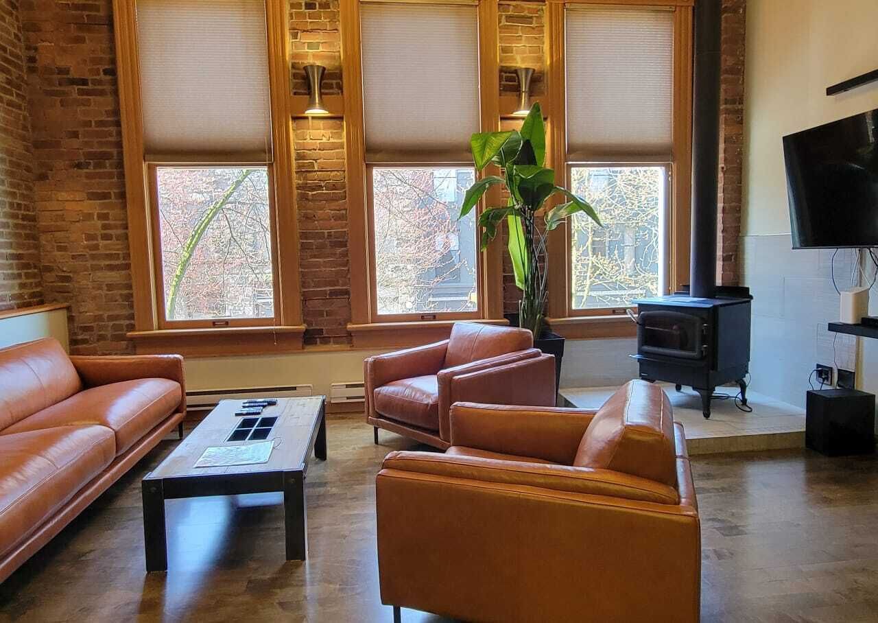 Stylish Gastown Loft/Soaker Tub, Steam Shower & Wood Stove 1