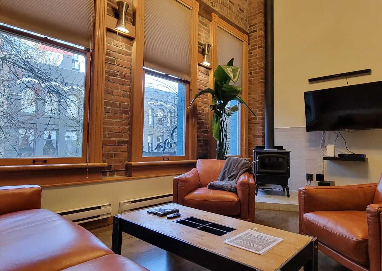 Stylish Gastown Loft/Soaker Tub, Steam Shower & Wood Stove 1