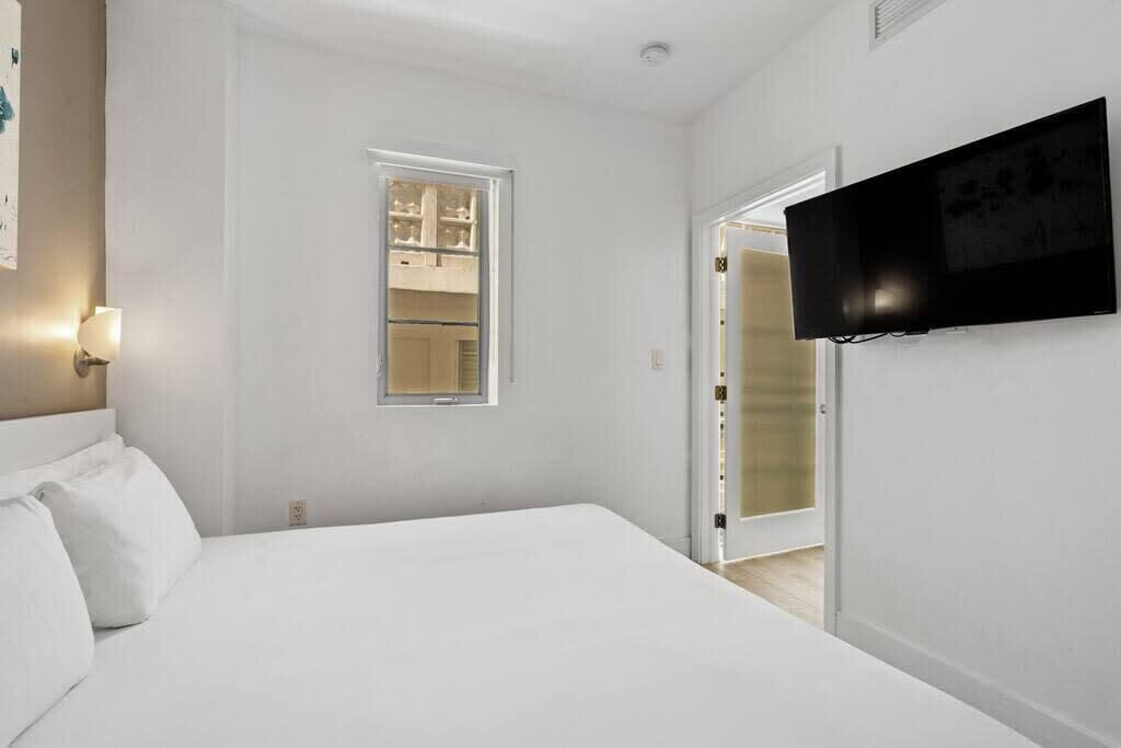 Miami Ocean Drive 1BR APT & Rooftop Pool Access 1