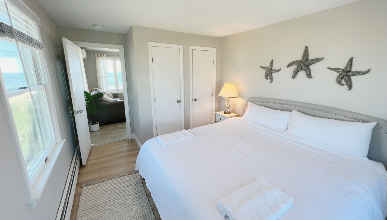 Plum Island Sunkisser: Beachfront & Views! Condo 1