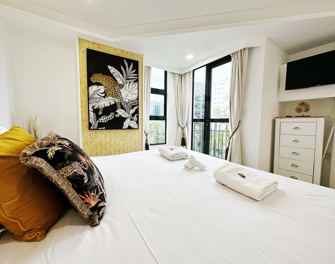 *Pool, spa, two balconies, park views!* 1