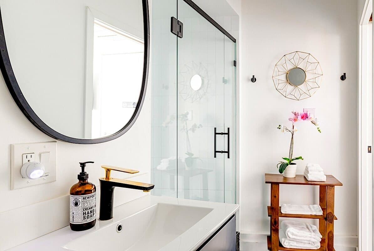 Modern Studio | 10min to LAX & SoFi + Patio & WiFi 1