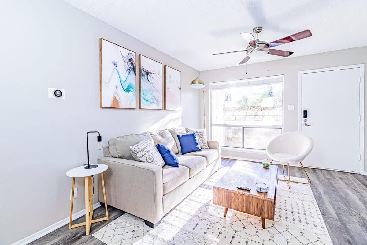 Trendy SoCo 1BR suite, king bed, fast WiFi w/pool 1