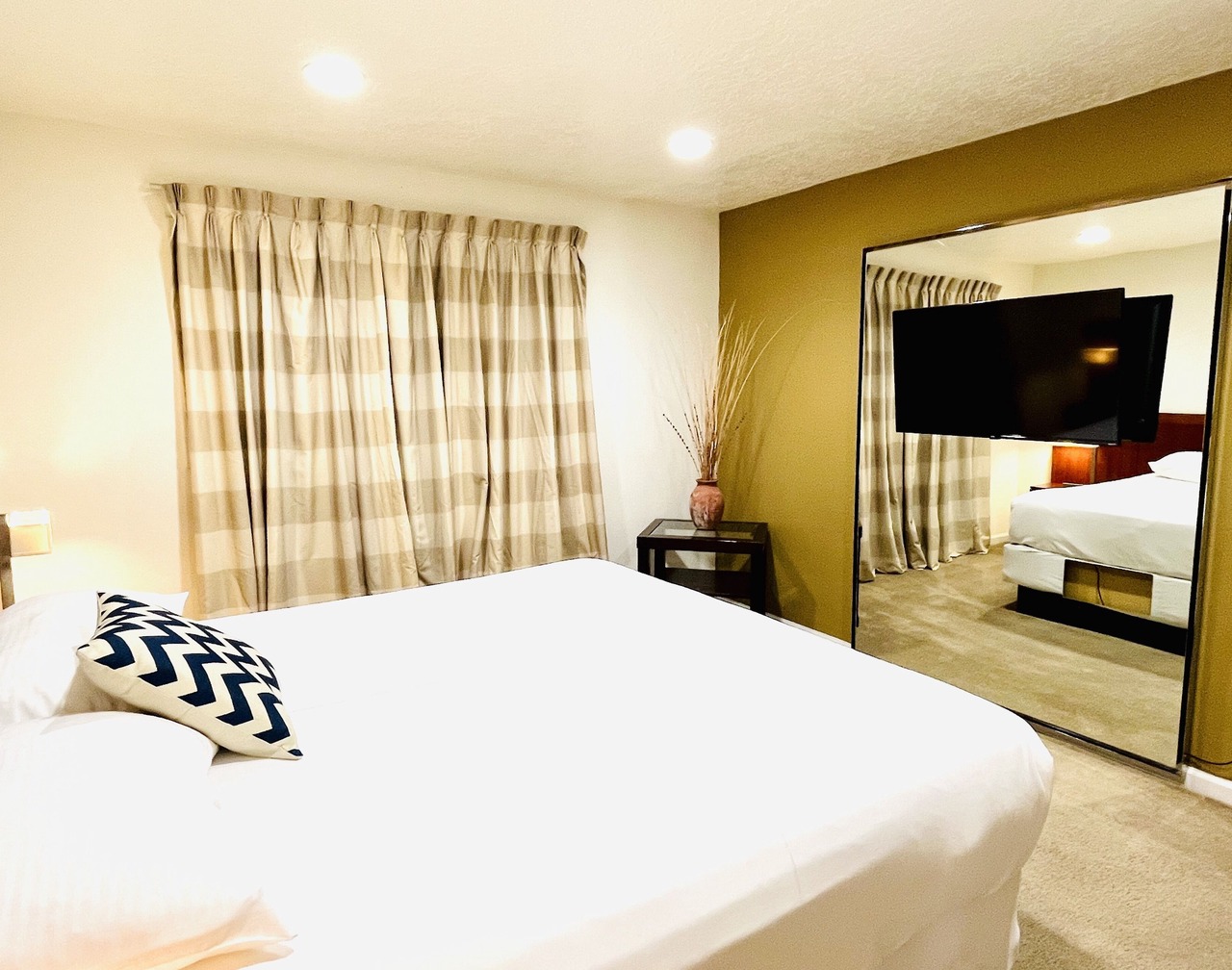 Condo,2Bedrooms,Sale,Strip,BOOK,Las Vegas,LVCC,wifi,SALE,pool,summer, Labor Day 1