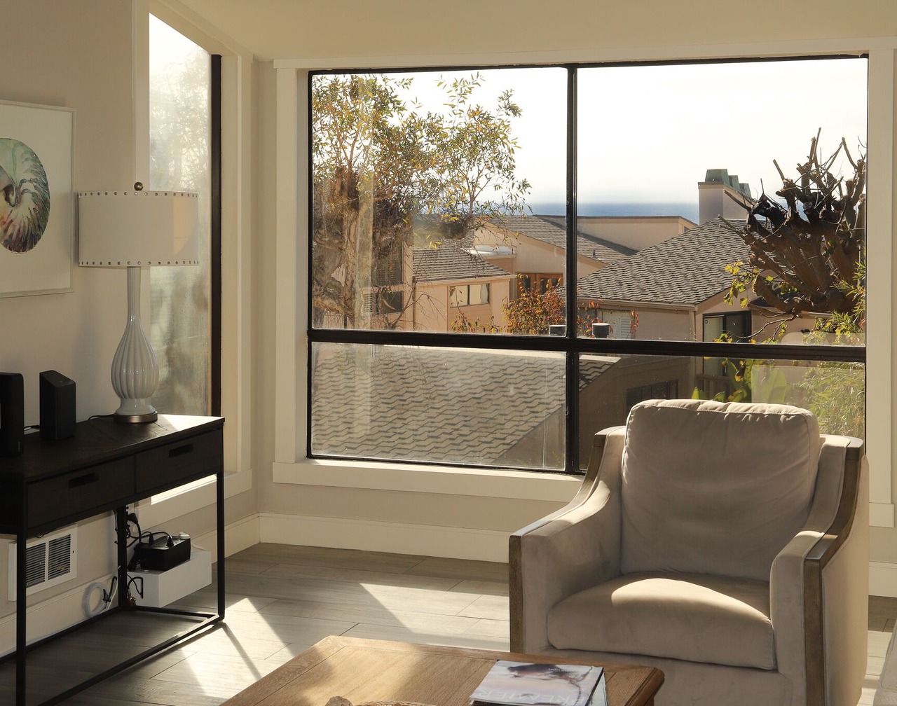 Endless Summer Ocean View Condo, Fast Wifi, Walk to Racetrack, Dining 1
