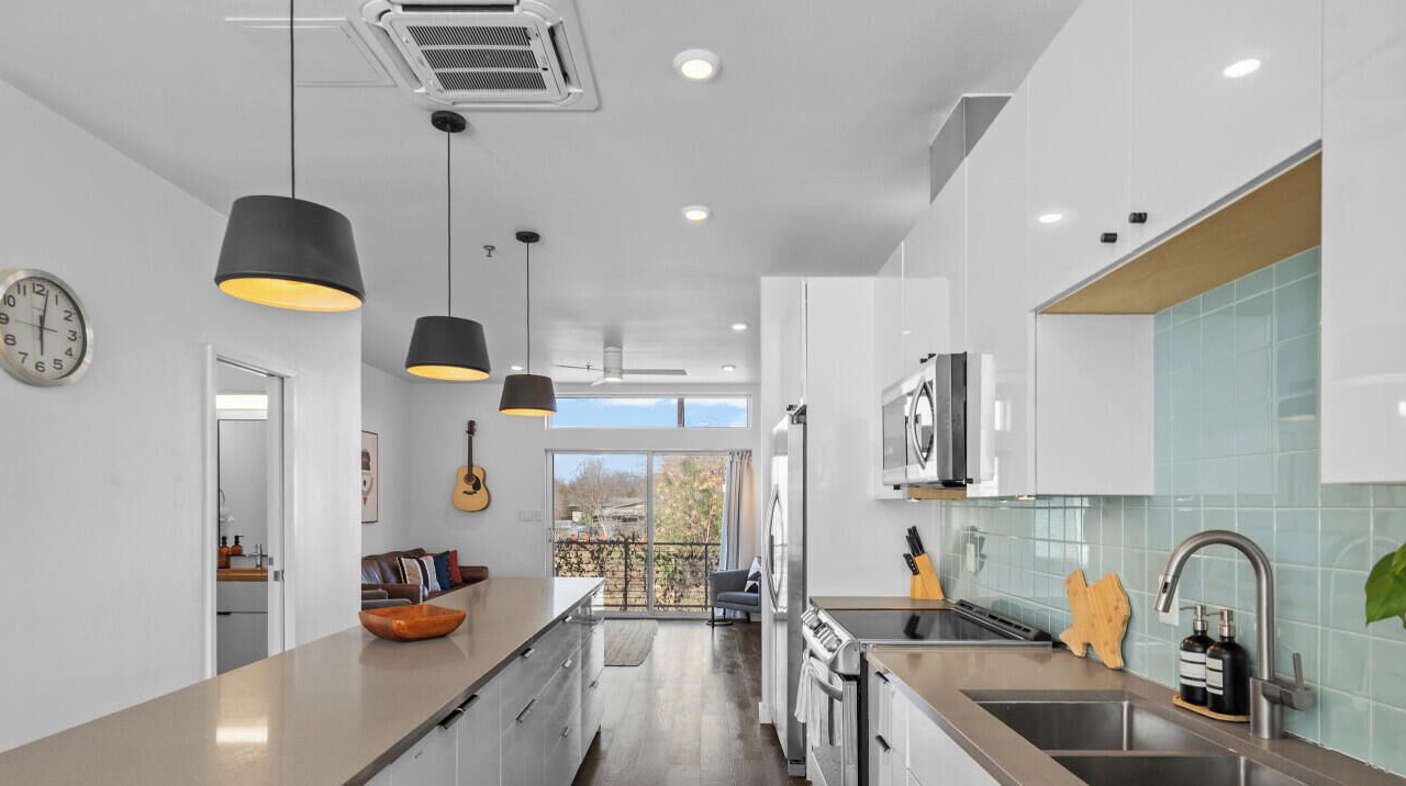 Central Condo w/Balcony, Close to DT & Food 1