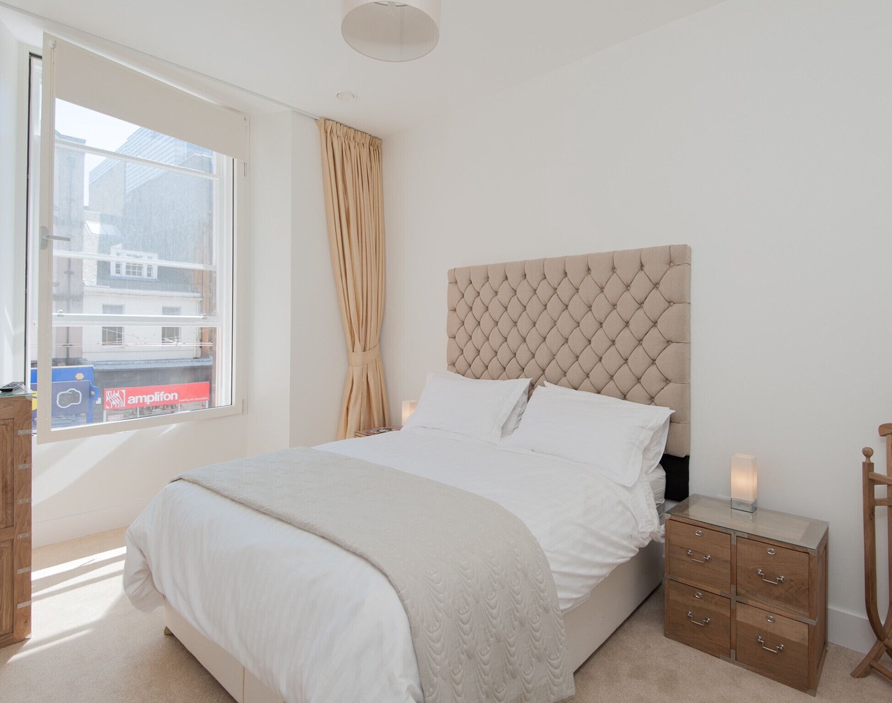A bright, spacious first floor apartment in one of the best locations in Edinburgh! 1