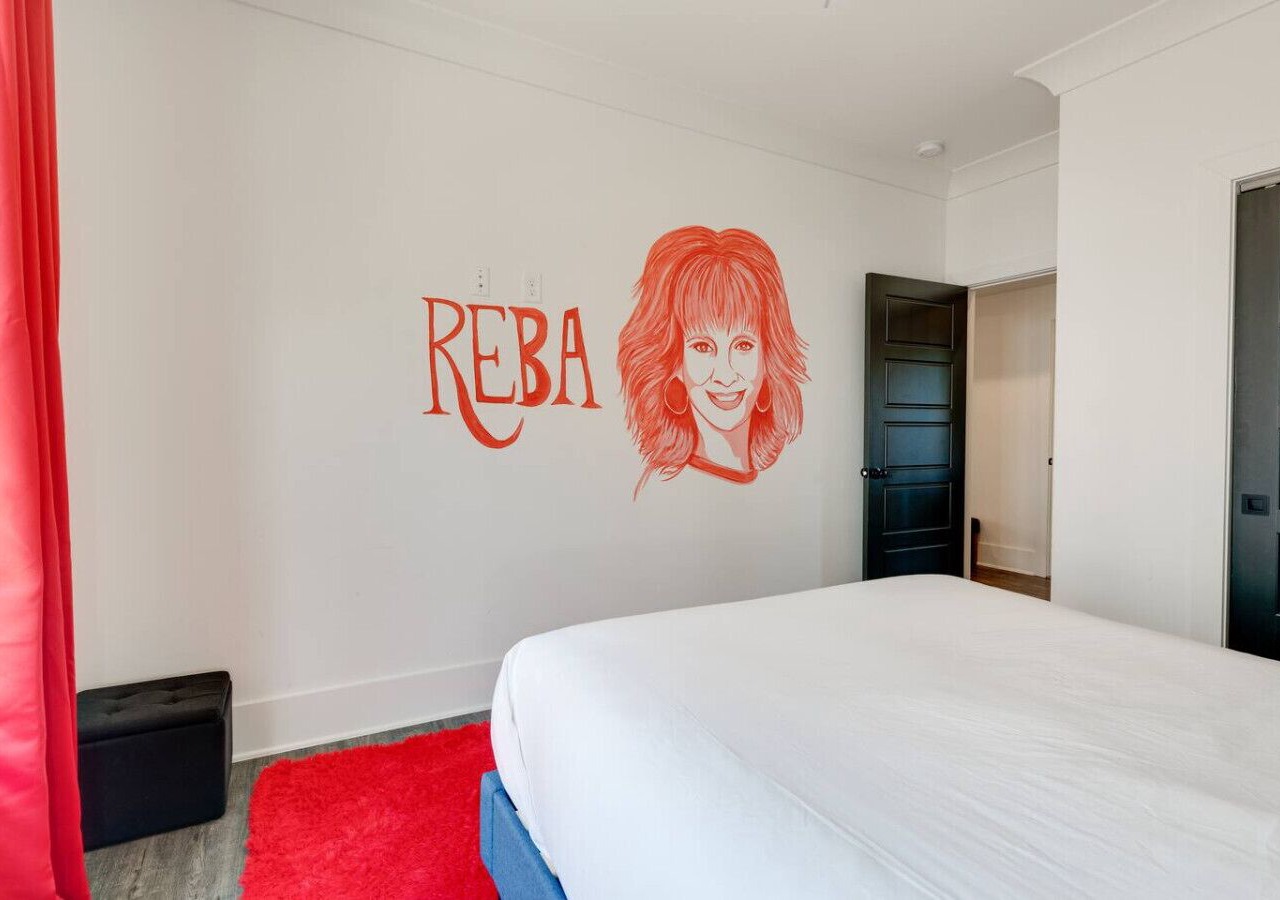 The Mural House: 11 BED Group HQ | Near The Gulch 1