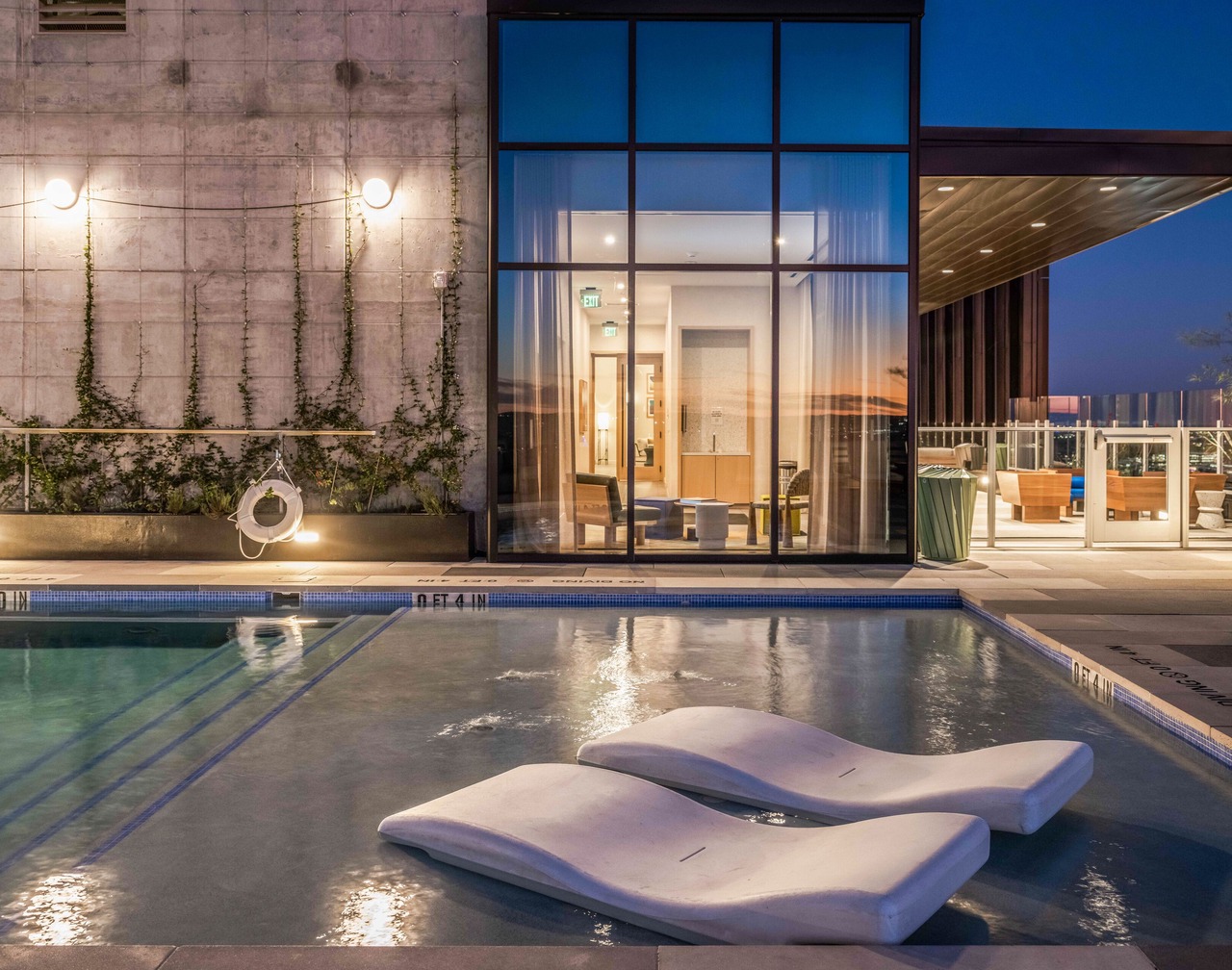 Historic Rainey Street condo - stunning lake-view balcony - rooftop pool & gym 1