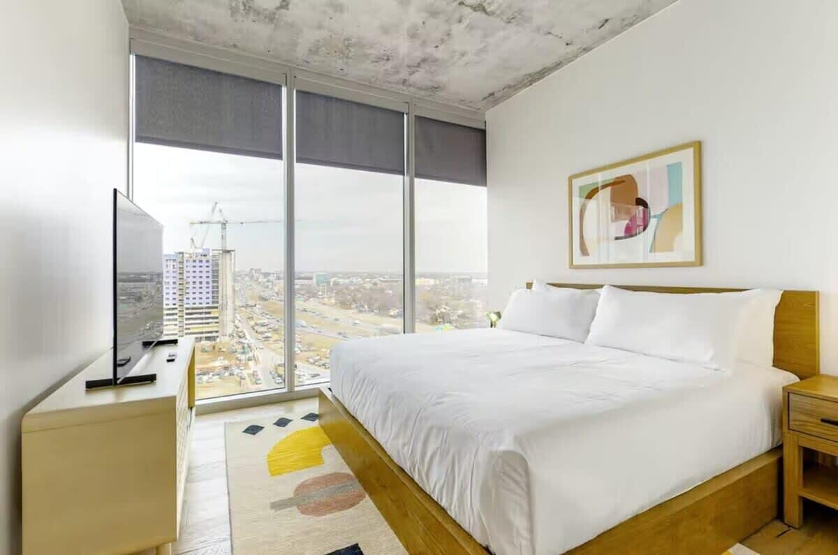 Luxe Rainey St High Rise | Heated Pool | Fireworks 1