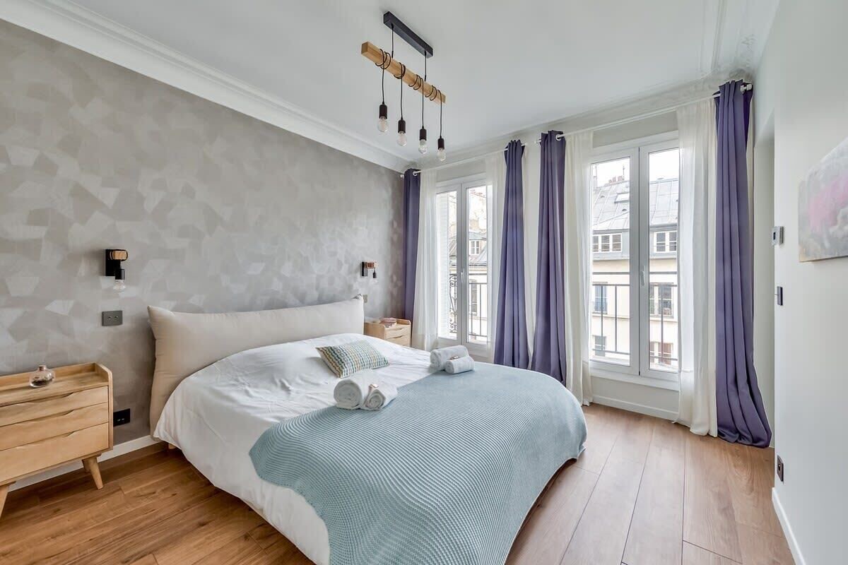 Splendid 3 bdrs Flat in a Prime Location of Paris 1