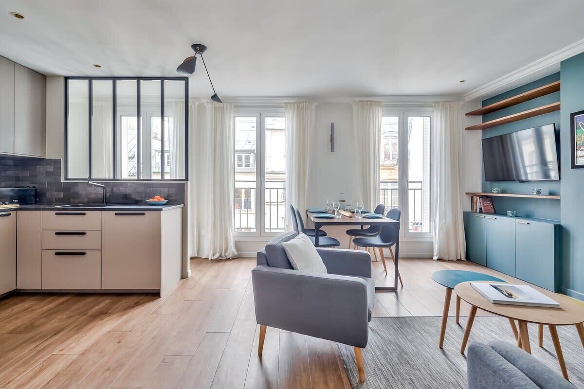 Splendid 3 bdrs Flat in a Prime Location of Paris 1