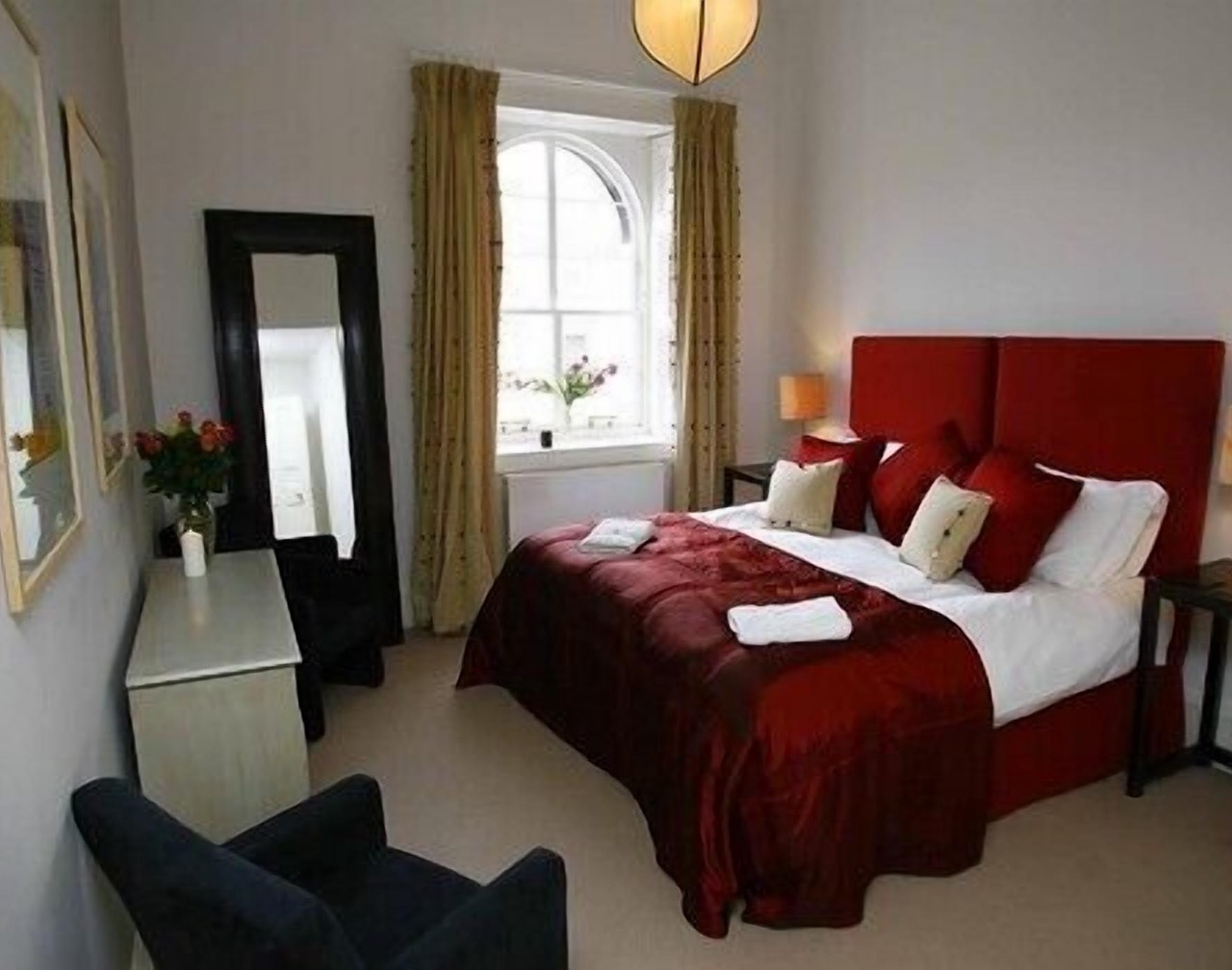 Fantastic corner 2 bedroom property with astounding views of the famous historic Royal Mile. 1