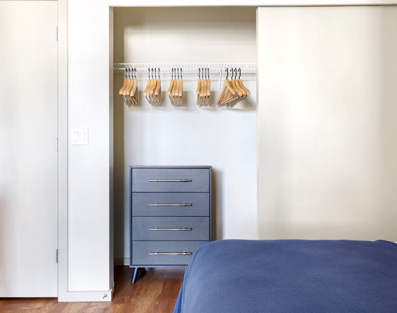 Roomy Redmond 1BR w/Gym, W/D & Courtyard, near buses, by Blueground 1