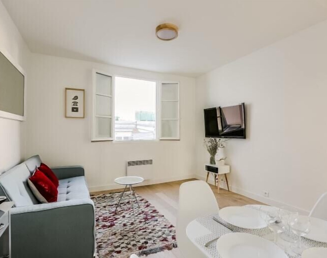 GuestReady - maya blue near cathédrale Notre-Dame 1