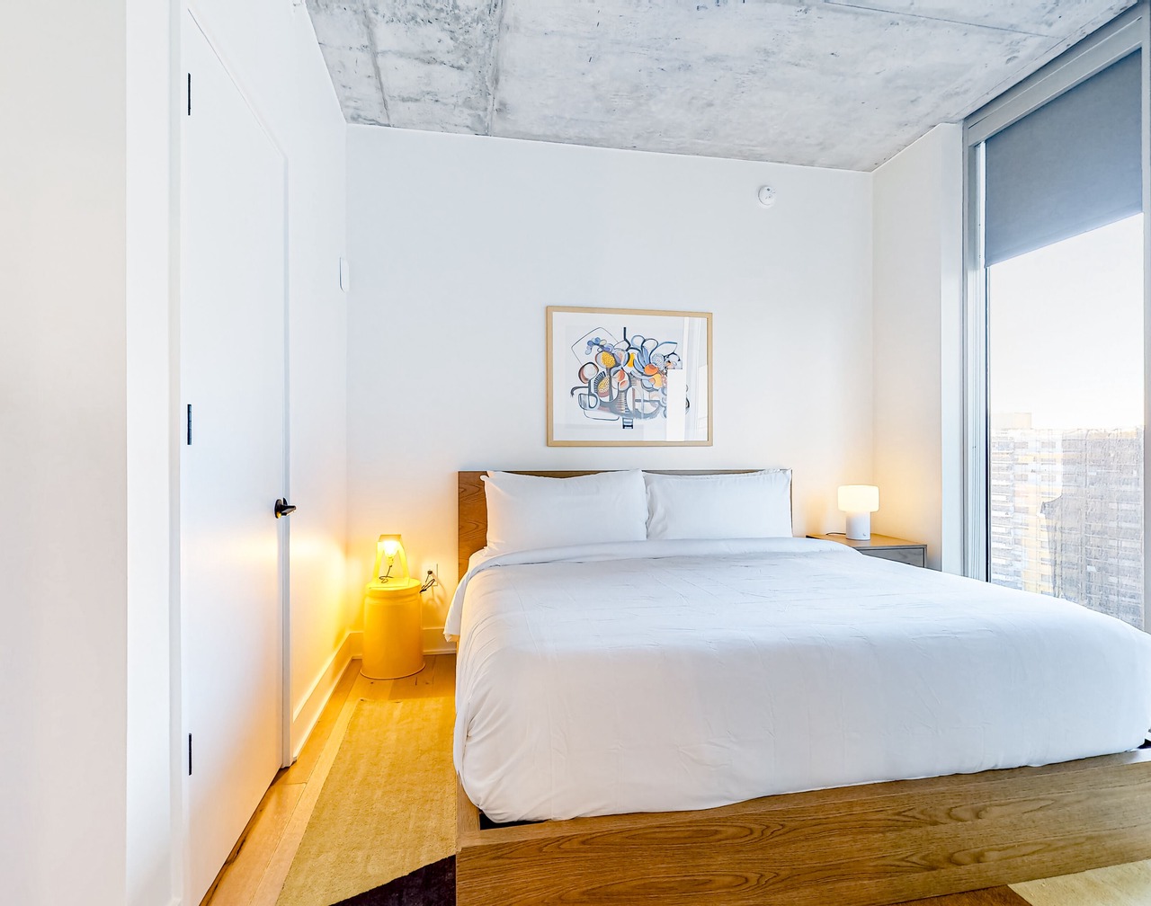 13th floor corner condo, lake-view balcony, rooftop pool & gym, dog-friendly 1