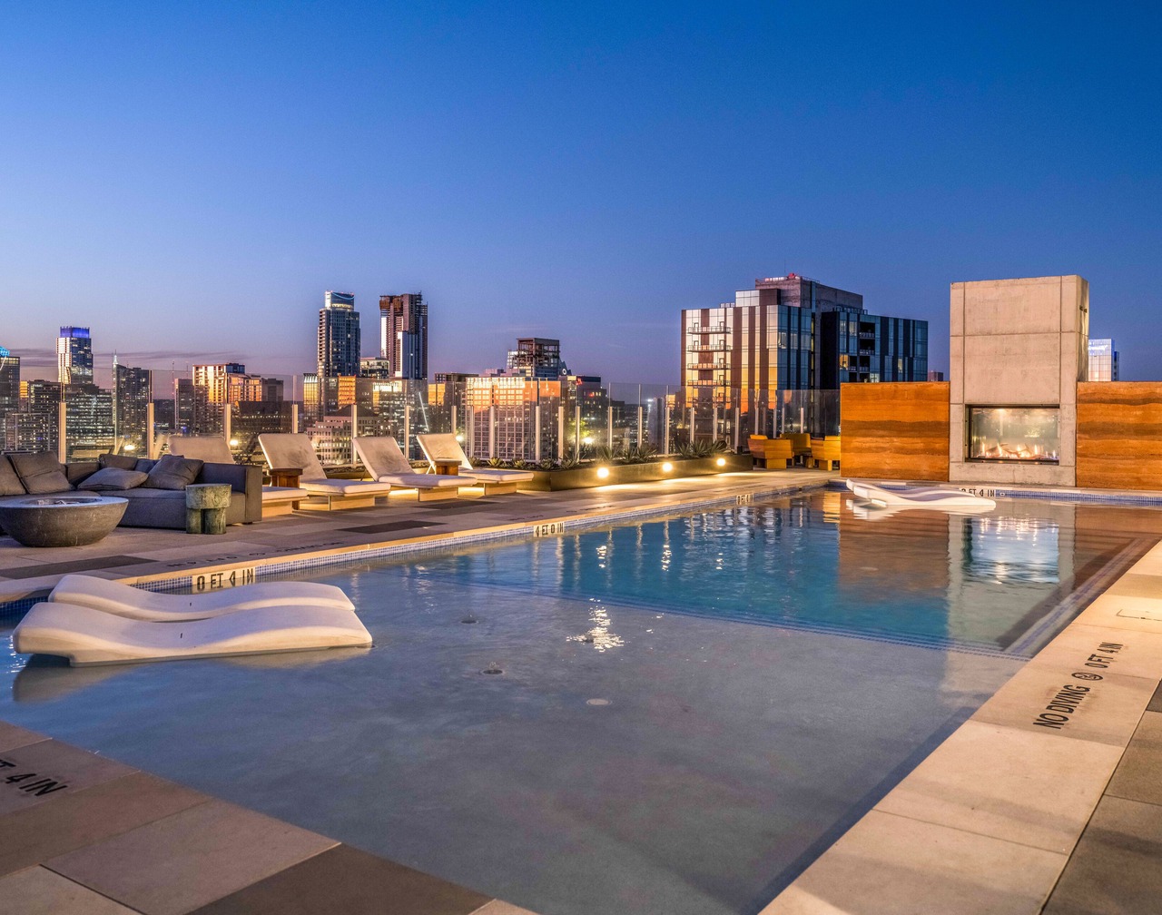 13th floor corner condo, lake-view balcony, rooftop pool & gym, dog-friendly 1