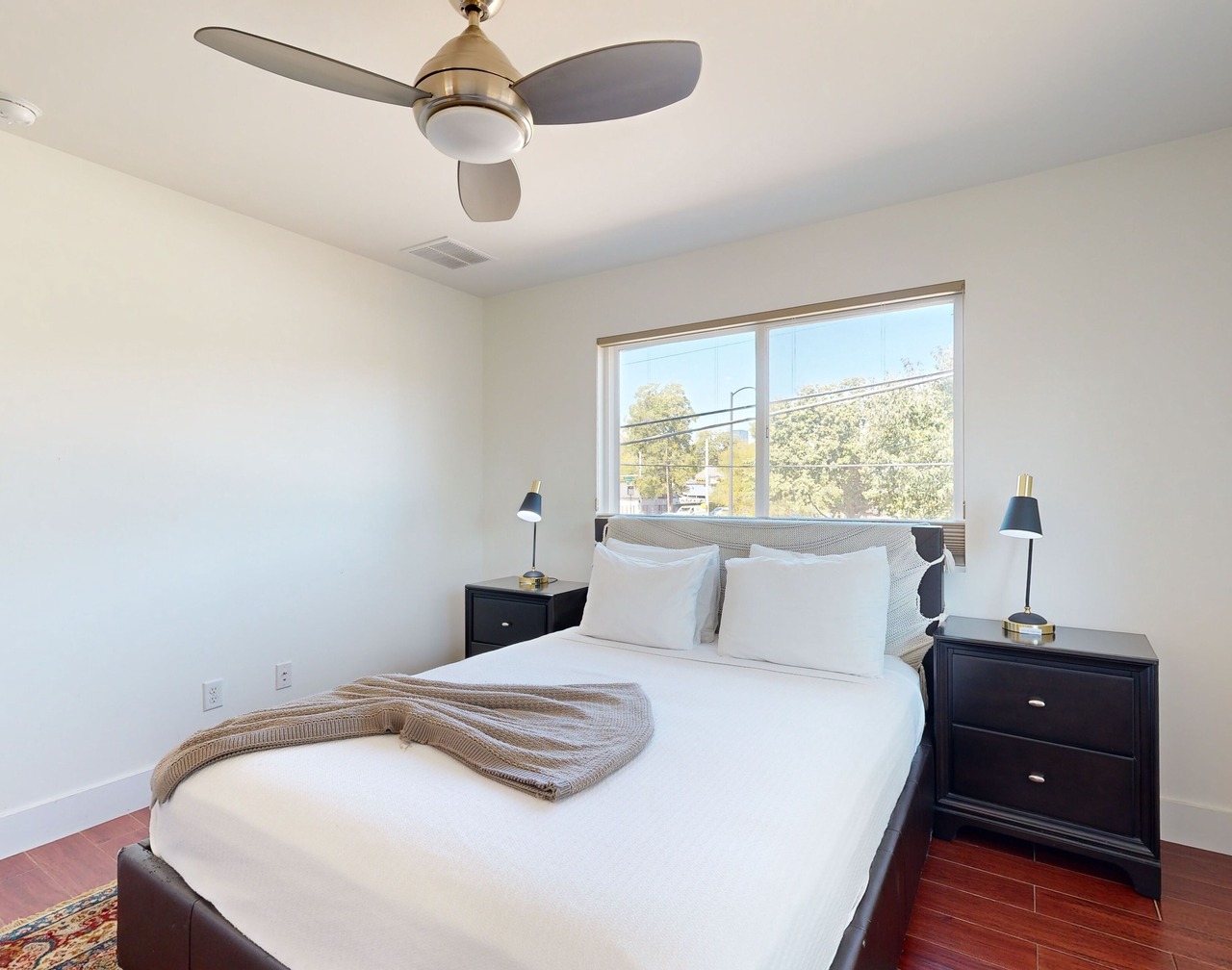 Modern, Dog-Friendly Flat with WiFi & Garage Parking - Unbeatable Location 1