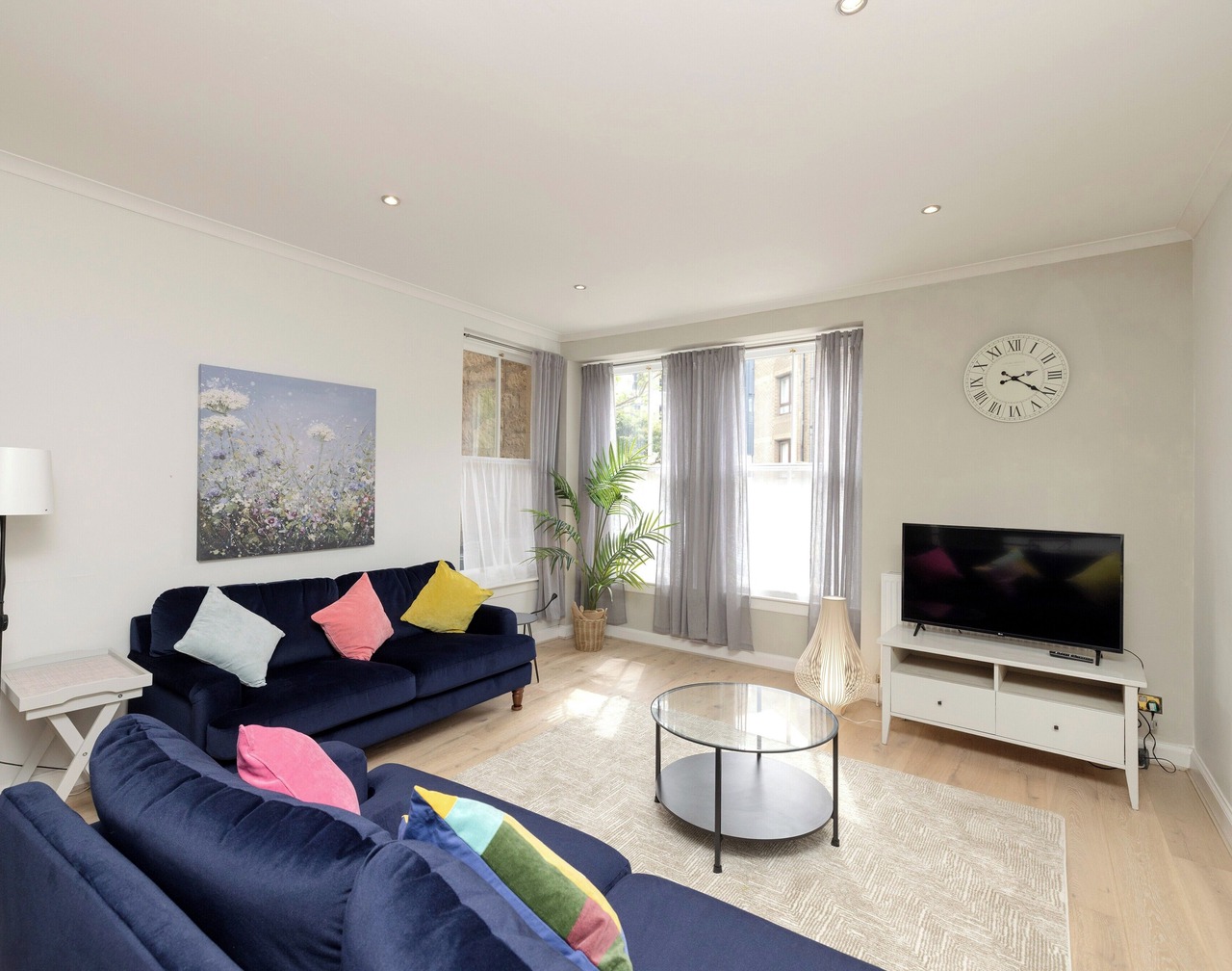 Spacious two-bedroom mews cottage located in the beautiful Dean Village area of Edinburgh. Sleeps 4. 1