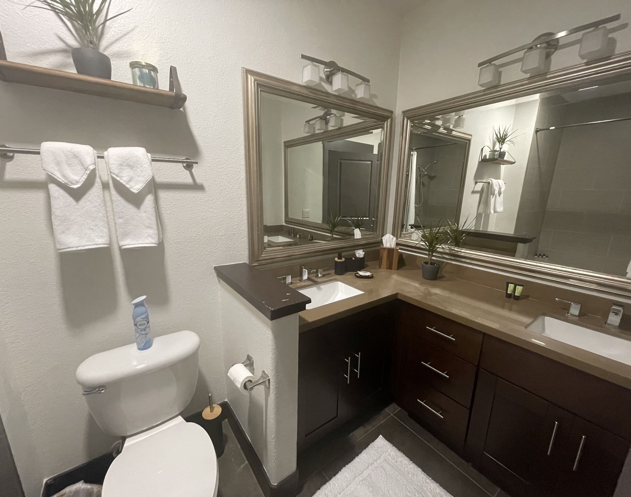Luxury Top Floor Condo 5 min from Magic Mountain in a resort style gated complex 1