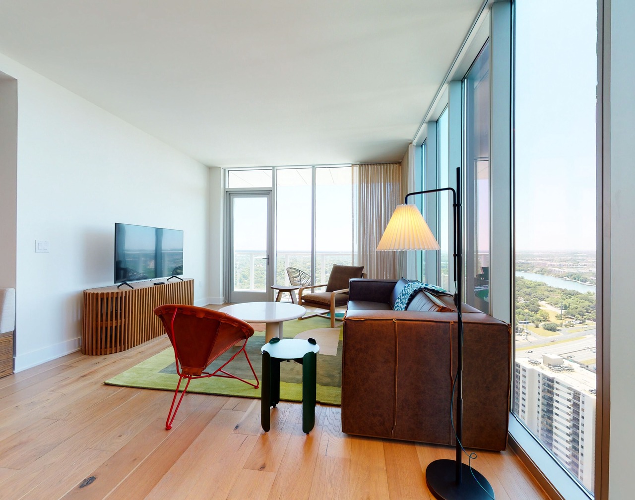 32nd-floor Rainey St condo with stunning lakeview balcony, rooftop pool & gym 1