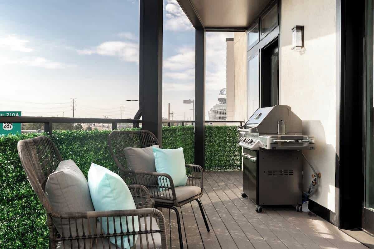Contemporary Condo | Grill + Balcony | Tesoro 1