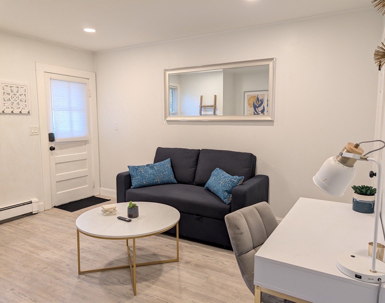 Beautifully decorated1BR Apartment - Full Kitchen, Private Backyard & Fire Pit! 1
