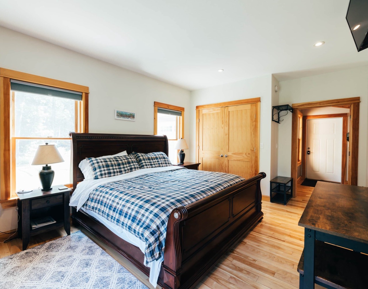 Waterfront Couples Retreat w/Porch, Private Patio, Freeport, Near LL Bean 1