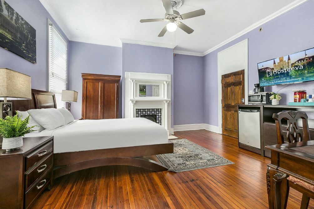 NOLA Studio | Streetcar Outside Your Door 1