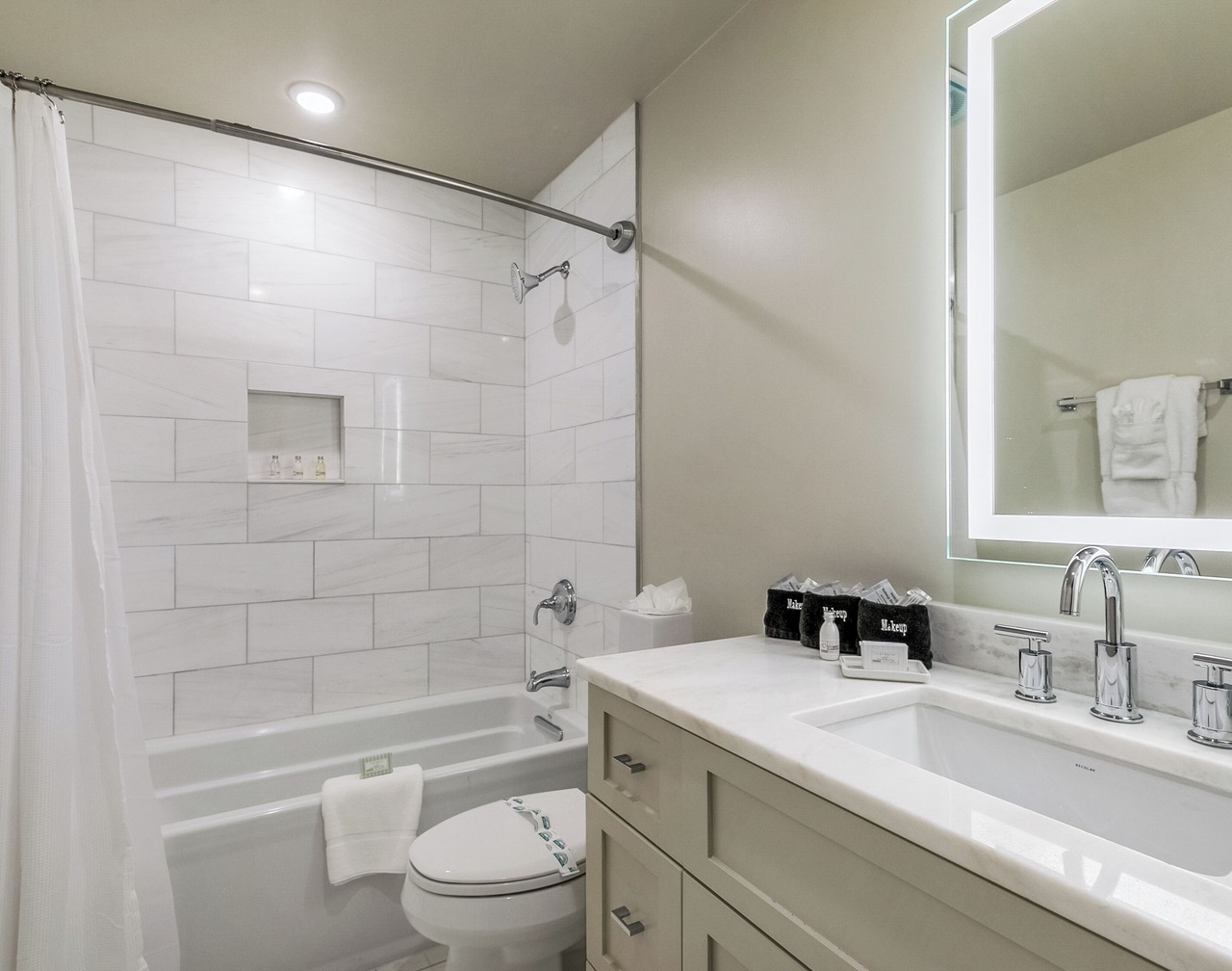 🎺SOPHISTICATED SOUTHERN PENTHOUSE DOWNTOWN CONDO! Large Living Area + Spacious Private Terrace! 1