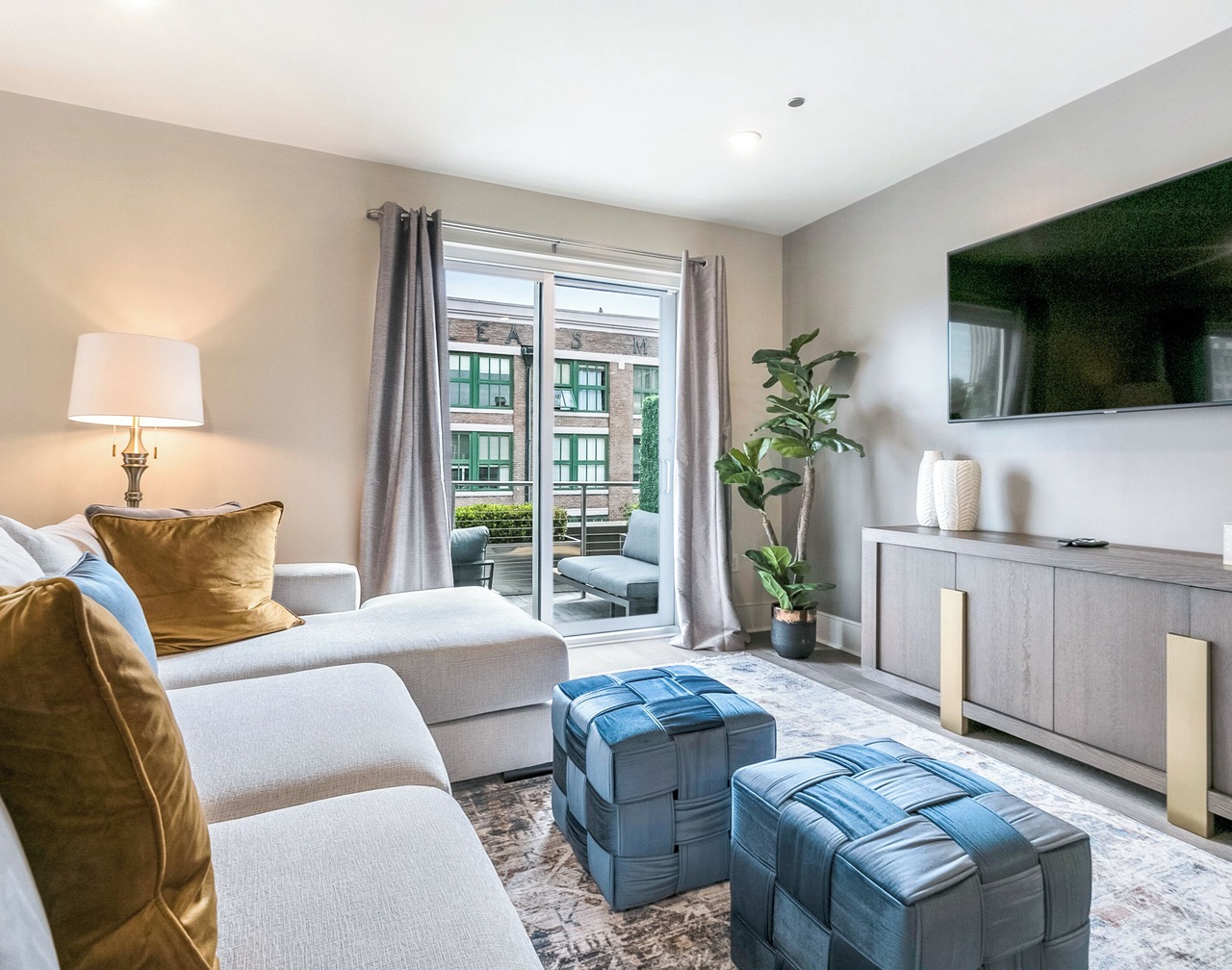 🎺SOPHISTICATED SOUTHERN PENTHOUSE DOWNTOWN CONDO! Large Living Area + Spacious Private Terrace! 1