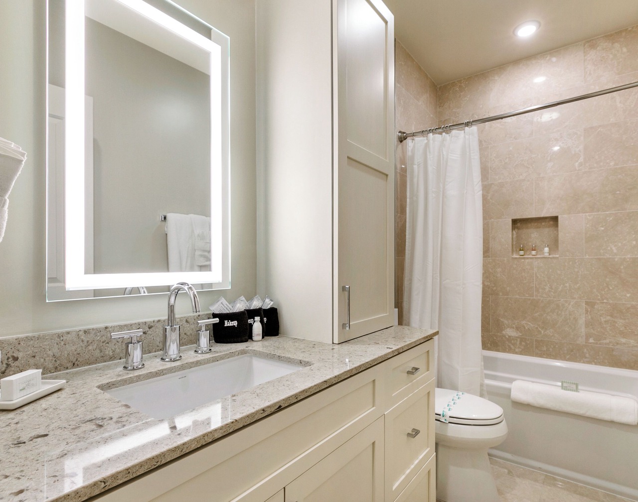 🛎DOWNTOWN Condo You've Been LOOKING For! Glam+Historic Charmer+Private Balcony= Everything! 1