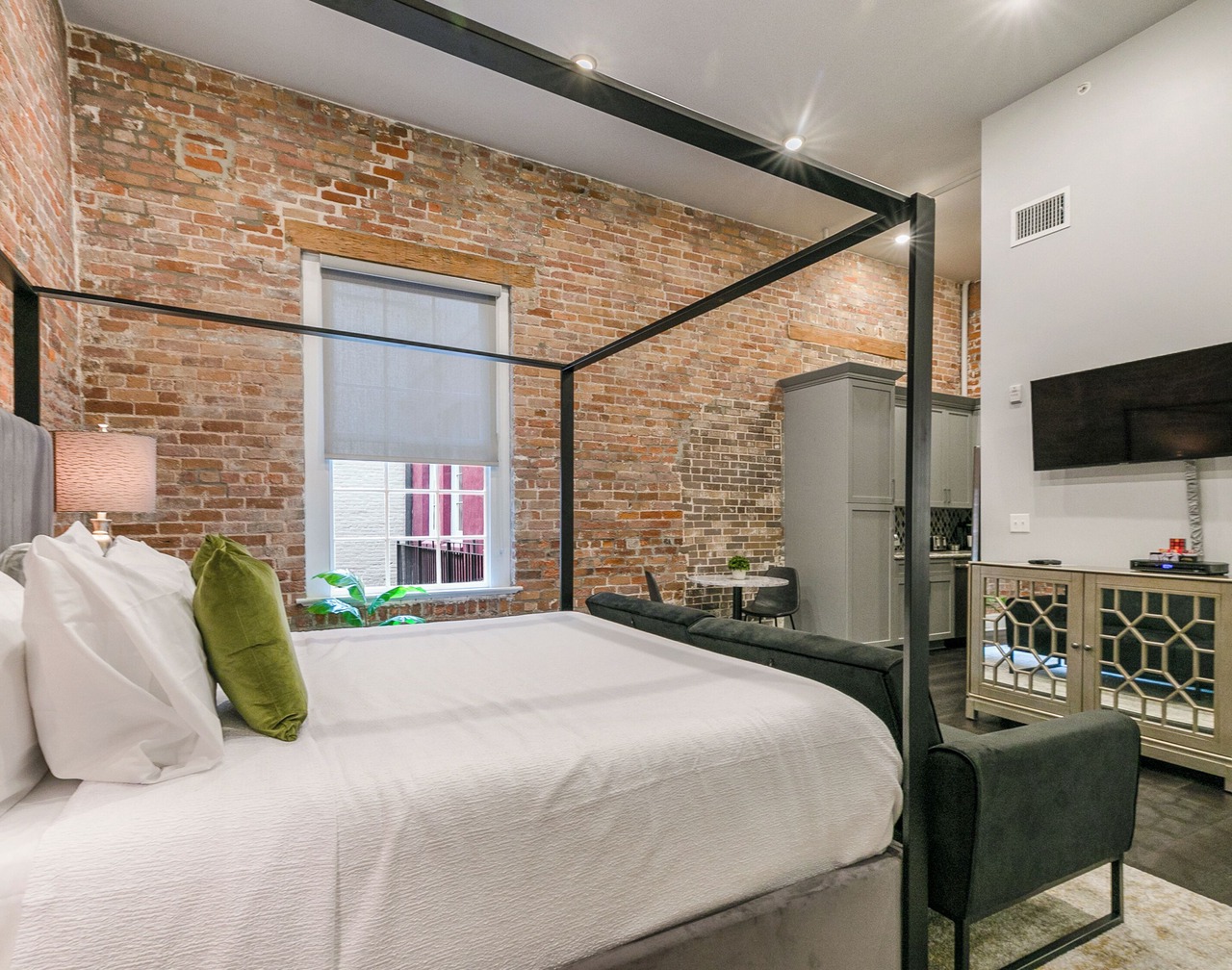 WHERE GLAM MEETS COZY! THE PERFECT PLACE FOR A DOWNTOWN GETAWAY! | The Sazerac 1