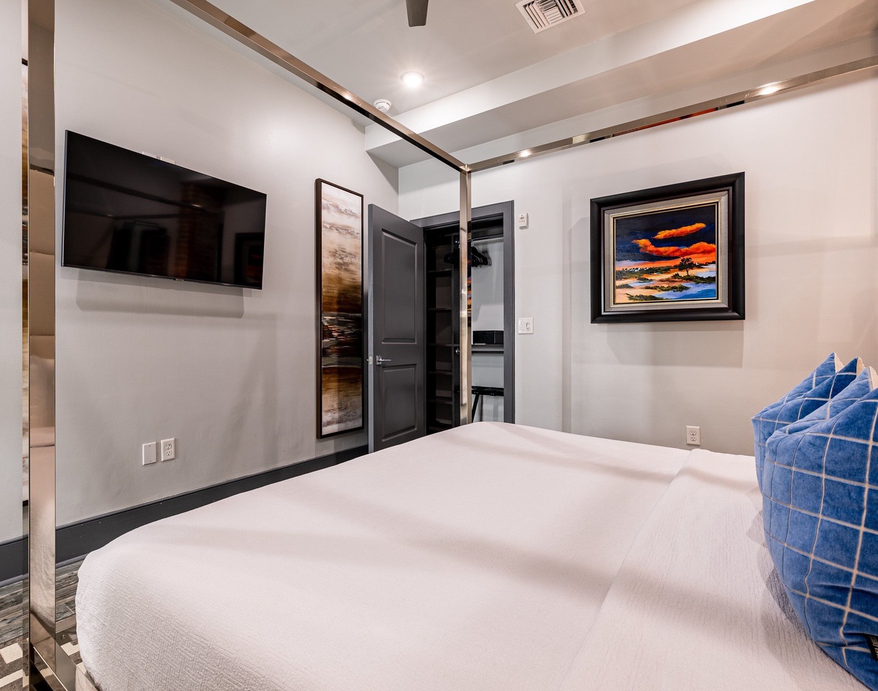 Downtown 4BR | Private Outdoor Patio | King Beds | The St. Louis 1