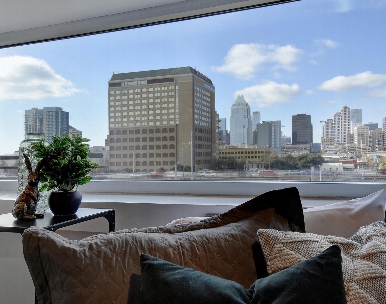 Bright + Stylish Downtown Loft | East 6th Street 1