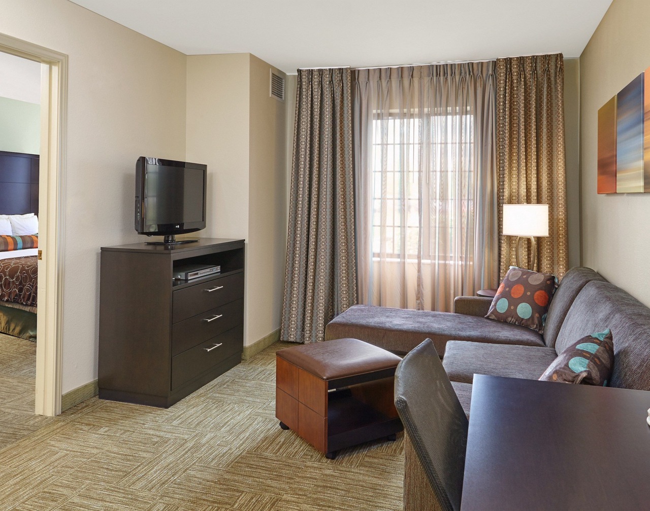 King Suite in "The Glen" District. Free Breakfast Daily. Indoor Pool 1