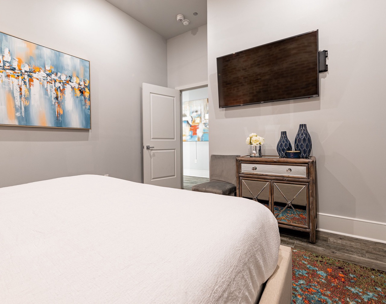 Luxury Condo Walk Anywhere & Everywhere! The Bordeaux 1