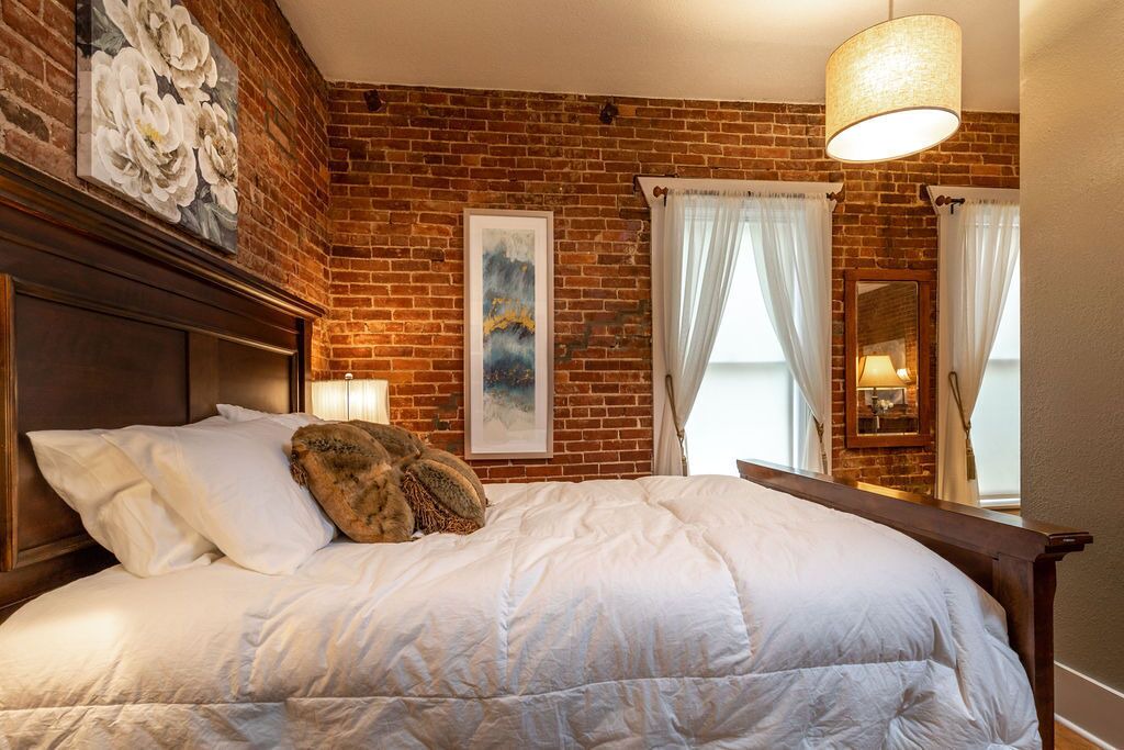 Honeymoon Downtown Boutique Loft - Located in the Historic River District. 1