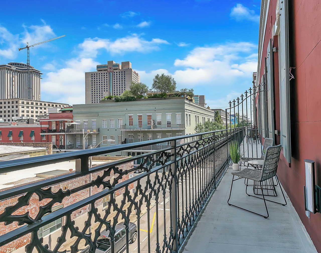 📸 RARE! Experience NOLA NOT Found in a HOTEL! 2 Personal Balconies| 3 Beds+Queen Sleeper Sofa📸 1