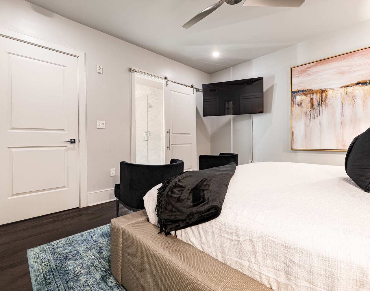 ⚜️Stylish,Spacious & Comfortable Downtown Penthouse! Enjoy The View from Your Personal Terrace! 1